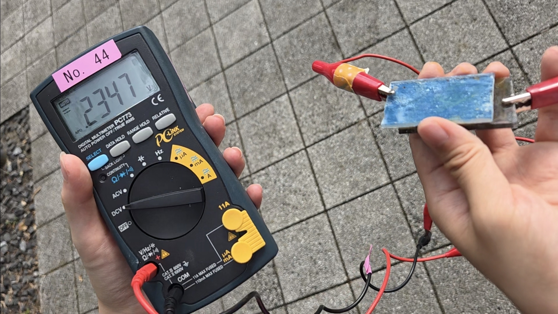 太陽光下での実験風景